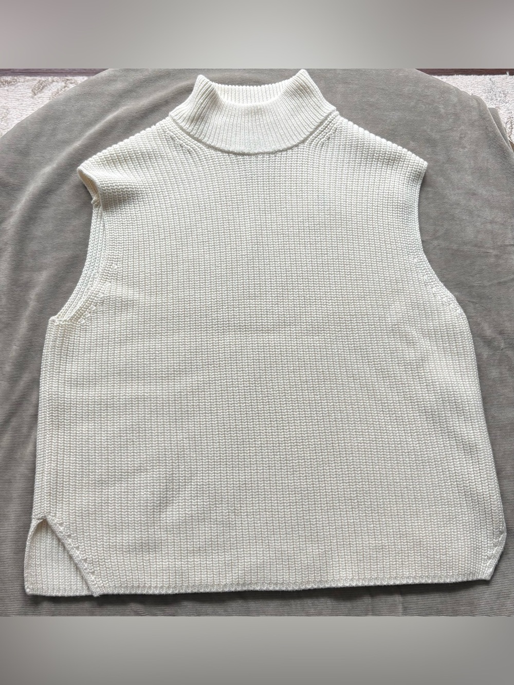 Abercrombie & Fitch Sleeveless Turtleneck Sweater - Cream